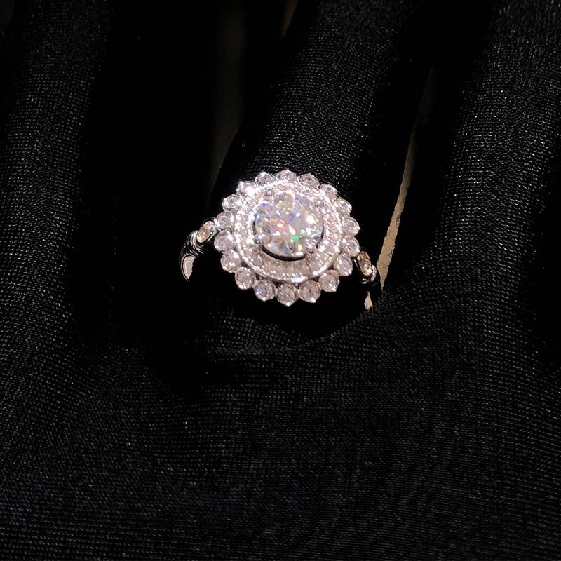 S925银镀白金女戒定制选款主石莫桑钻1.0ct/副石高碳钻